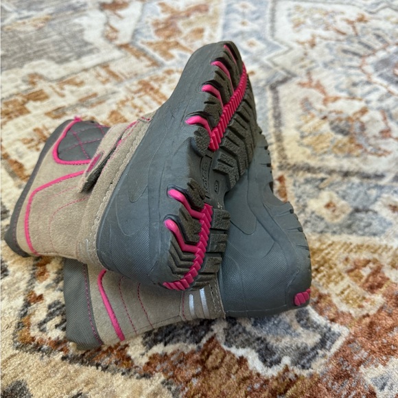 Girls snow boots. Size 8 - Picture 3 of 8